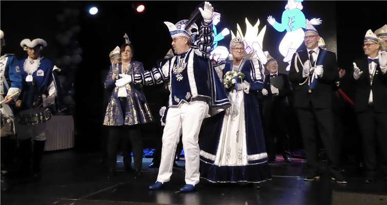 Prinz Karl I. und Prinzessin Christa I. mit Hofdame Birgit und Adjutant Heinerich regieren jetzt die Neuenahrer Narren. Fotos: -RU