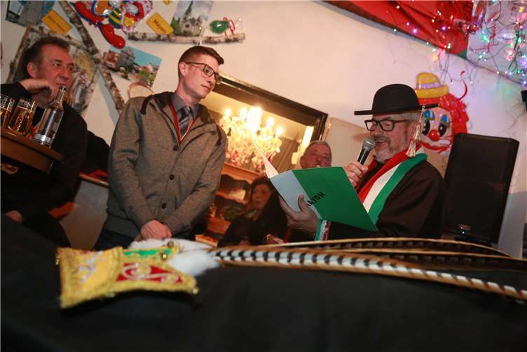 „Prinz-Karneval“ ist tot: „Pastor“ Rolf Keuser hatte gemeinsam mit seine Frau Karin eine flammende Rede vorbereitet, die die anwesende Trauergemeinde begeisterte. Fotos: Roland Schäfges - www.myfoto24.eu