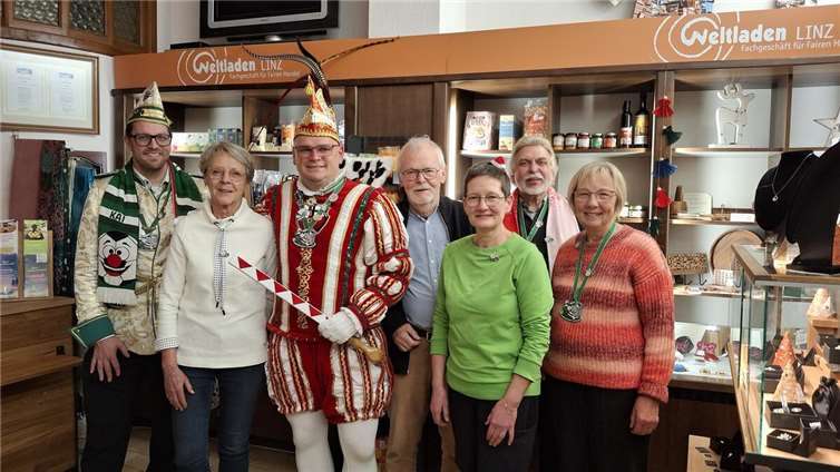 Prinz Kevin mit seinem Adjutanten Kai Augsburg im Kreise von Vorstandsmitgliedern des Vereins Eine-Welt Linz.  Foto: Hans-Joachim Schmitz