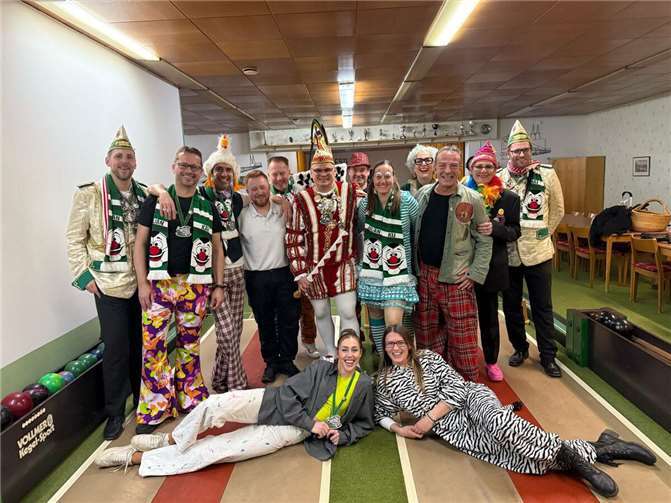 Prinz Kevin mit seinen Adjutanten zu Besuch beim Kegelclub "Bauernopfer".Foto: privat