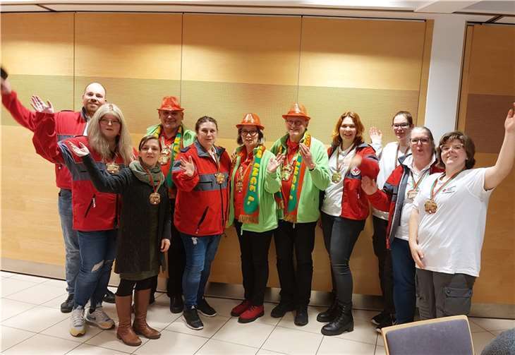Prinz Lothar der Ewige und Prinzessin Inge I. bei der Übergabe ihrer Prinzenorden an die Helfer des DRK Ochtendung in der Kulturhalle.  Foto: Martin Schumacher