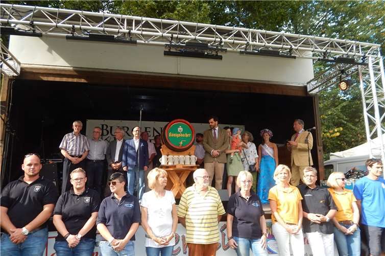 Prinz Louis zu Sayn-Wittgenstein-Sayn eröffnete, flankiert von Politikern und seiner Familie, das 38. Burgen- und Parkfest. -GM-