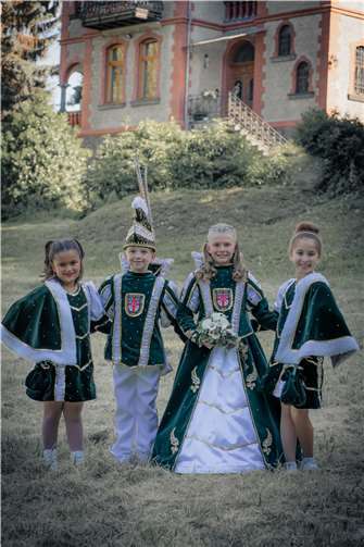 Prinz Luca der I., der flotte Handballer aus dem Hause Koch vom Bahnhofer Rischeschloss und Prinzessin Lina die I., die strahlende Tanzmaus aus dem Schubertschloss mit den Pagen Nele und Samira. Foto: Tatjana Schmidt (@tatjanaschmidtfotografie)