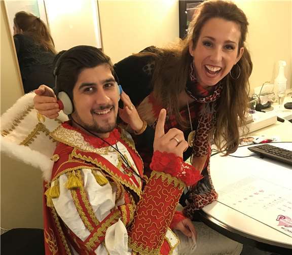 Prinz Marcel, der flammende Niederberger, beim Hörtest mit Eva Keil-Becker, Mitglied der Geschäftsleitung BECKER Hörakustik.