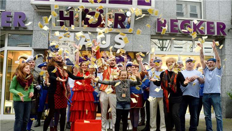 Prinz Marcel, der flammende Niederberger und Confluentia Rebecca mit Gefolge machten es vor, wie die Gehörschutzstöpsel am Rosenmontag an das Narrenvolk verteilt werden. privat