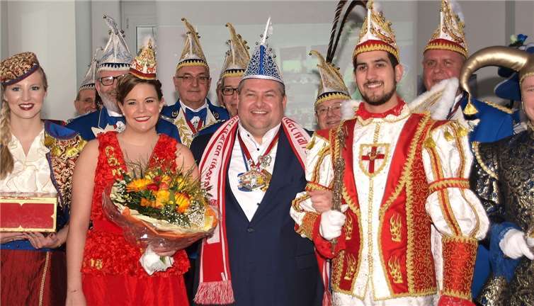 Prinz Marcel und Confluentia Rebecca nahmen Peter Gries in ihre Mitte, bevor es dann endlich zur Übergabe des Wurfmaterials ging.