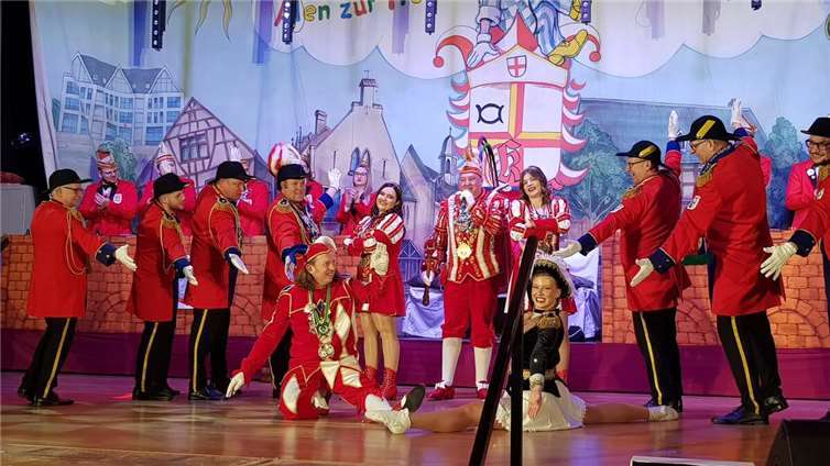 Prinz Marco I. präsentierte gemeinsam mit seinem Hofstaat sein beliebtes Prinzenlied. Fotos: K. Hohn
