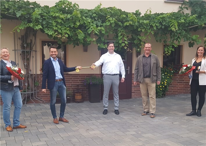 Prinz Marco I. vom Geisbach und Confluencia Kim händigten den Stadtschlüssel unter der Aufsicht von AKK-Präsident Christian Johann im Weingut Lunnebach in Güls an Oberbürgermeister David Langner aus.Fotos: privat