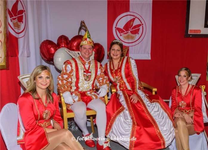 Prinz Markus I. und Prinzessin Theresa I. mit ihren beiden Pagen Laura Richert und Charlotte Barth. Fotos: fotoshooting-koblenz.de