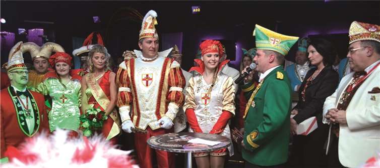 Prinz Markus hatte Stress mit einem verschwundenen Stehtisch. Dennoch konnte er dem Agostea-Team einen überreichen. HEP