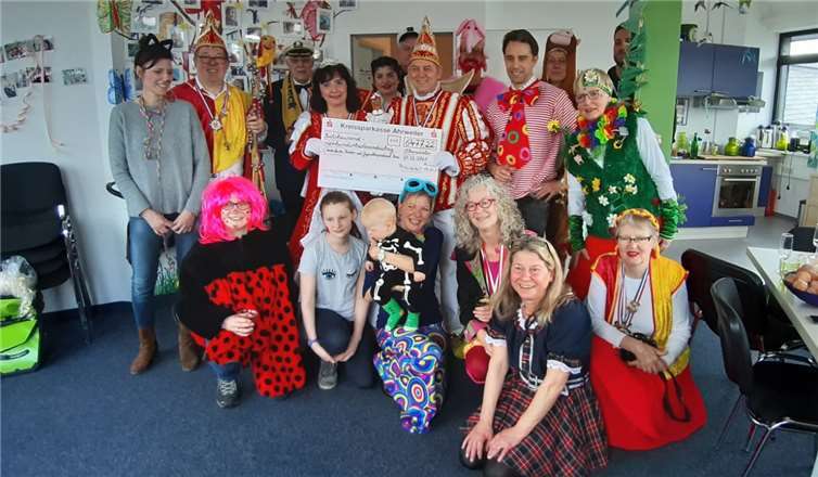 Prinz Micha I. und Prinzessin Patty I. aus Oberwinter übergeben die Spende für ihre Herzenssache. Foto: privat