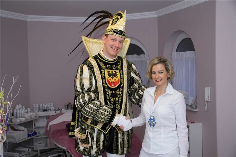 Prinz Michael II. dankt im Namen des Nachwuchses der Sinziger KG. privat