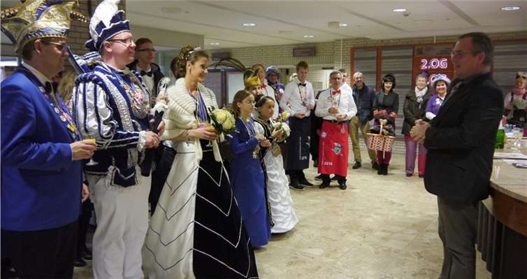 Prinz Michael II. und seine Prinzessin Miriam I. samt Gefolge der KG Roßbach Wied und das Kinderprinzenpaar statteten dem Franziskus-Krankenhaus in Linz einen Besuch ab.privat