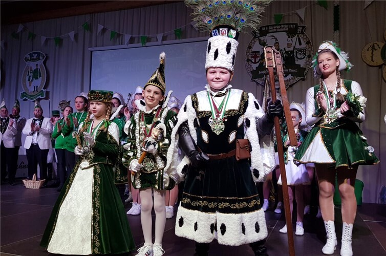 Prinz Milan I., Jungfrau Sophia I. und Bauer Timo I.. Alle drei Kinder bewiesen eindrucksvoll, dass sie karnevalistische Gene in sich haben.Fotos: K. Hohn