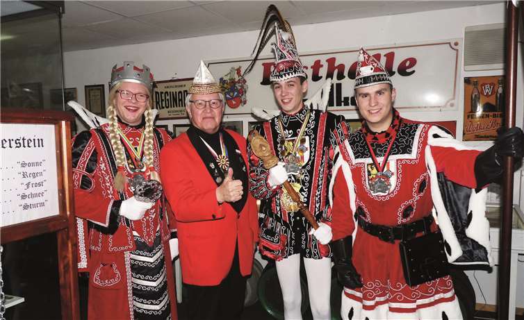 Prinz Nico I. verlieh dem Hausherrn Heinz Lempertz den Prinzenorden. FRE