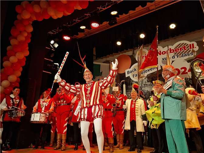 Prinz Norbert II. (Adams) nach seiner Proklamation auf der Bühne der Linzer Stadthalle.  Fotos: AWi