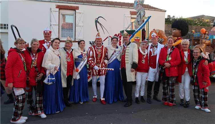 Prinz Norbert II „ vun d’r Jas“ mit dem Viergestirn, einigen Artilleristen mit Begleitung, dem Prinzejemöös und den Karnevalsprinzessinen aus Pornic beim Beginn des Umzugs zum Frühlingskarneval Ende April 2024.  Foto: Roland Thees