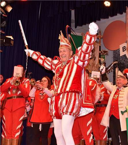 Der Prinz aus Linz für Linz: Norbert II. „vun dr Jass“ Prinz Norbert II. „vun dr Jass“ bei der Prinzenproklamation in der Linzer Stadthalle am 11.11.2023 mit den Prinzeninsignien, der Pritsch, und der Prinzenkappe. Fotos: Roland Thees