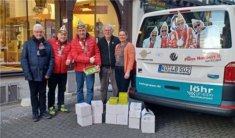 Prinz Norbert mit seinem Adjutanten „Murmel“ sowie vom Weltladen die stellvertretende Vorsitzende Annette Förster, Bernd Schoppmann und Hans-Joachim Schmitz  Foto: Inge Nietzard