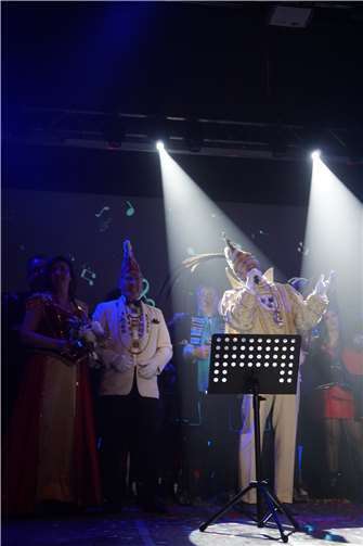 Prinz Patrick der I. als singender Prinz seiner Stadt mit Prinzessin Isabel die I. Im Zauber der Musik mit dem 1. Vorsitzenden Thorsten Hartmann.