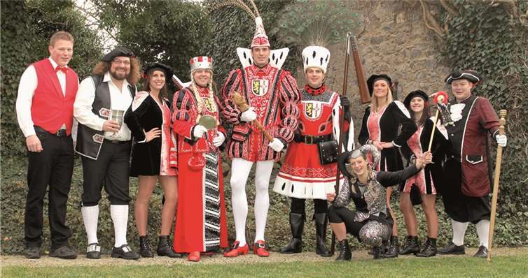 Prinz Peter II., Präsi von de schwarz-ruude Jecke, nimmt mit seinem Hofstaat an der Versammlung teil.privat