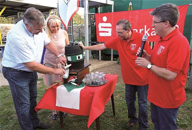 Prinz Peter ließ es sich nicht nehmen, das erste Fass anzustechen.