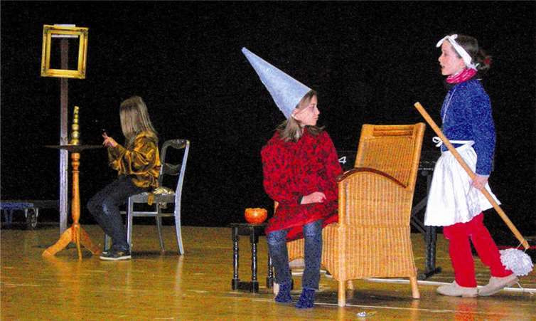 Prinz Protz (Carl), Burgfräulein Bö (Greta) u. Kehrlinde (Luisa). Alle abgebildeten Kinder gehen in die vierte Klasse der KGS Merzbach und sind neun Jahre alt.privat