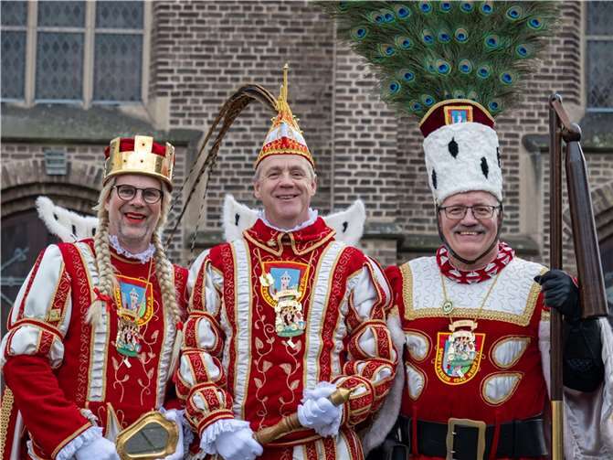Prinz Quick I. (Mostert), Bauer Holly (Achenbach) und Jungfrau Marie (Marc Tiltmann) werden verabschiedet. Foto: SV Kripp / Stefanie Mostert