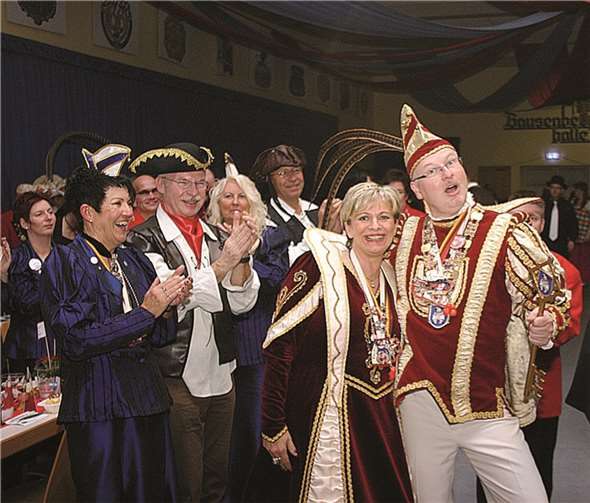 Prinz Rainer I. und Prinzessin Nicole I. erhielten mit ihrem Hofstaat einen begeisterten Empfang.