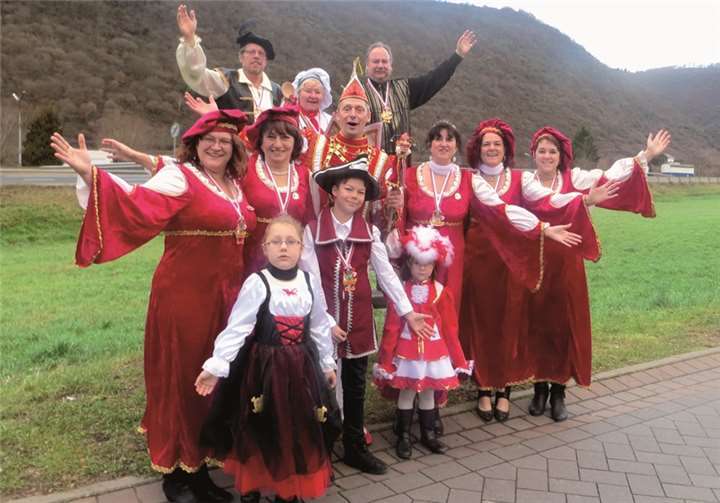 Prinz Ralf I. mit Feuer und Flamme Irene II. und dem närrischen Gefolge.privat