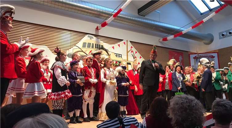 Prinz Robin I. und seine Prinzessin Jil I. mit ihrem Gefolge bei der KG Kaltenengers. Privat