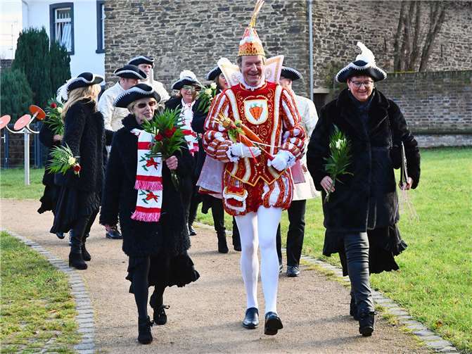 Prinz Rudi I (Fuchs) besuchte den Neujahrsempfang mit Hofstaat und närrischen Gefolge.Fotos: RASCH