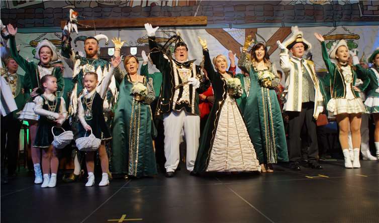 Prinz Sacha I. (Sascha Schwidden) und Prinzessin Carmen I. (Carmen Schwidden) genossen sichtlich den Einzug in die bunt geschmückte Narhalla.