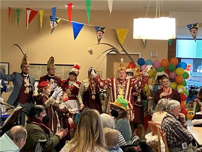 Prinz Stefan I., Prinzessin Birgit I. und ihr Hofstaat brachten die Ränge zum Schunkeln, Tanzen und Singen. Foto: privat