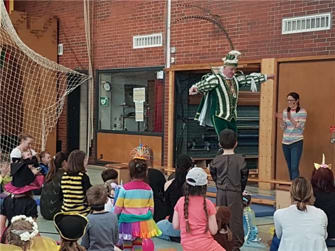 Prinz Stefan balancierte gekonnt über die Turnbank.