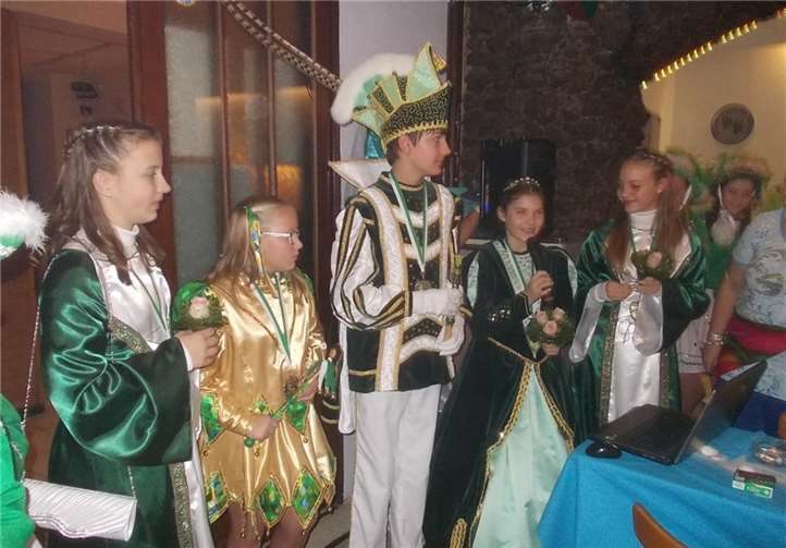 Prinz Steven I., Prinzessin Josi I. und ihr Gefolge präsentieren sich ihren Untertanen.