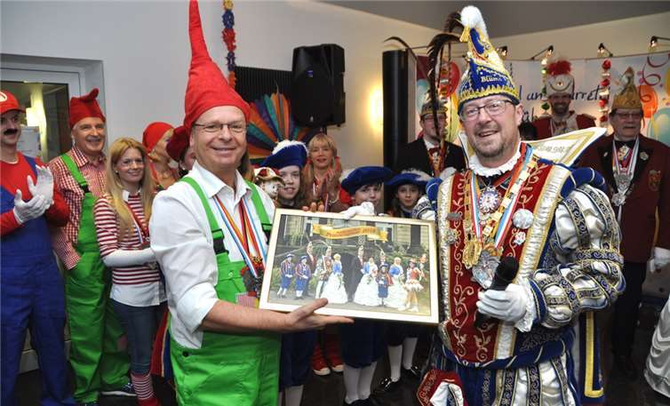 Prinz Thomas I. „et Blümo vom Blick“ war nicht ohne Geschenk gekommen.