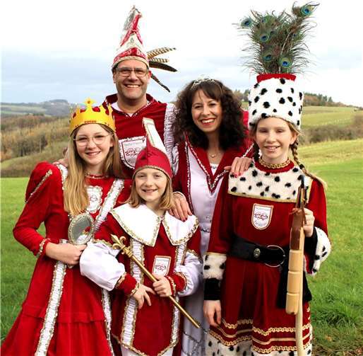 Prinz Thomas I und seine Prinzessin Sandra I (Ehepaar Heinrichs aus Barweiler), sowie auch das Kinderdreigestirn, die Mädels Prinz Malin & Bauer Elisa & Jungfrau Noemi freuen sich mit vielen Jecken die neue Session zu feiern.  Foto: privat