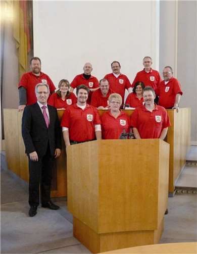 Prinz Thomas II., Bildmitte, und sein Hofstaat mit Josef Dötsch im Mainzer Plenarsaal.privat