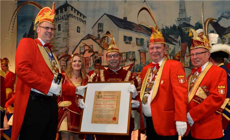 Prinz Thomas II. präsentiert zusammen mit den „drei Kurfürsten die Urkunde“.