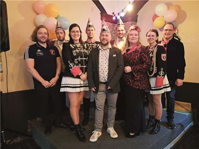 Prinz Thorsten I. ist mit seinem schmucken Hofstaat bestens für die kommende Session gerüstet.  Fotos: FRE