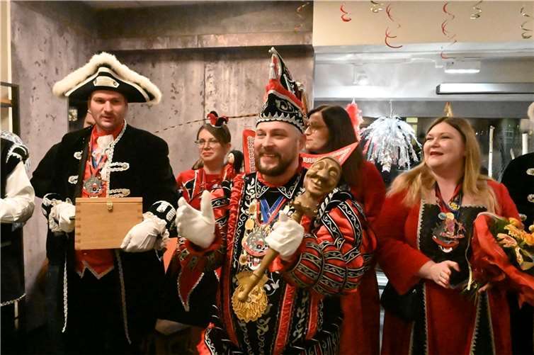 Prinz Thorsten I., reisender Husar mit Kamm und flinker Scher, hatte seinen kompletten Hofstaat dabei.