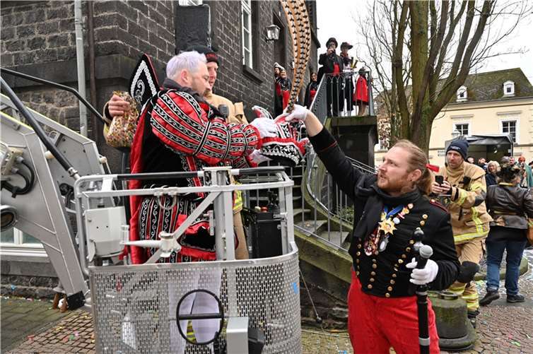 Prinz Thorsten I. und Hofmarschall John besteigen den Korb der Drehleiter.  Fotos: SK