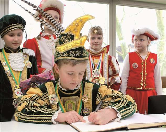 Prinz Till I. – mit Schönschrift gestaltet er seinen Eintrag ins Goldene Buch.Gemeinde Wachtberg