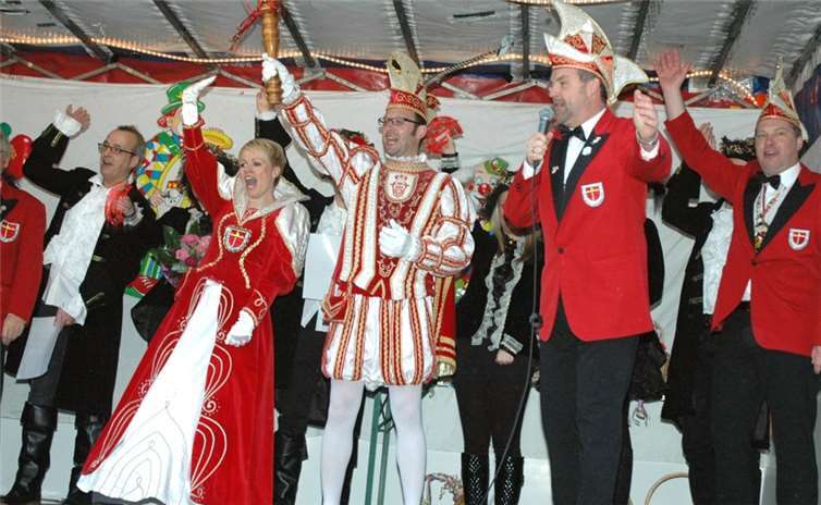 Prinz Tilly (Mario Thelen) und Prinzessin Silke (Thelen) samt großem Gefolge rockten die Bühne. UM