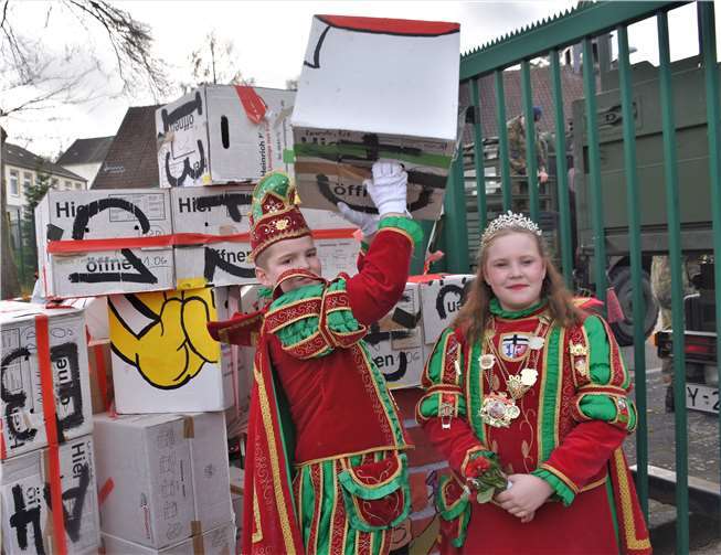 Prinz Tim I und Prinzessin Hannah I packten tatkräftig mit an.