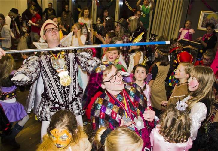 Prinz Timo I. gab sich beim Limbo-Tanzen gelenkig. privat