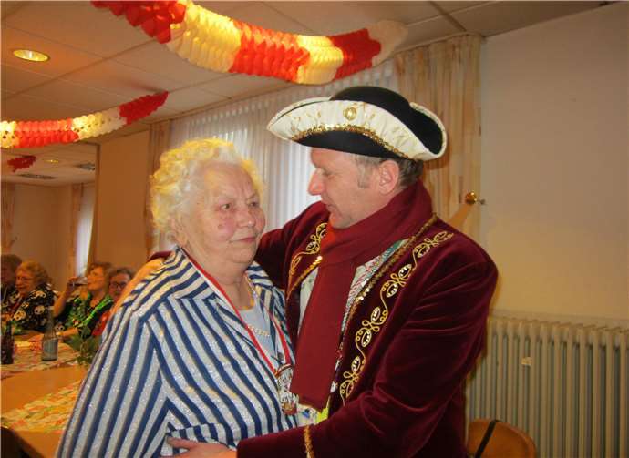 Prinz Tom überreicht dem Ehrenmitglied der Möhnen „Johanna Hirsch“ den Prinzenorden.privat