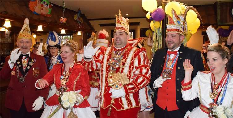 Prinz Tubag II. und Prinzessin Jessica I. sowie der junge und dynamische Hofstaatum die Regenten, der Festausschuss-Präsident Jürgen Senft und die Adjutantenaller Andernacher Karnevalskorps rundeten die närrische Reisegesellschaft ab.Fotos: K.P. Schmelzeisen
