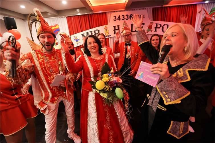 Prinz Uwe II. „ist als Lackierer gut bekannt und löscht mit der Feuerwehr jeden Brand“ und Prinzessin Jeannine I. „verrückt genug für den Erzieherberuf hört sie in der Freizeit auf den Möhnenruf“ mit Ortsbürgermeisterin Rita Viccari. Quellen: KG Verscheid